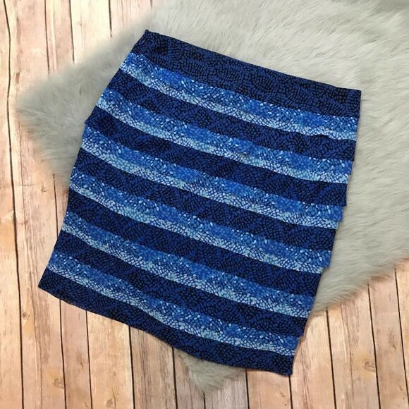 White House Black Market Womens Skirt Size 8 Blue Print Flutter Pencil Layered - Picture 4 of 4